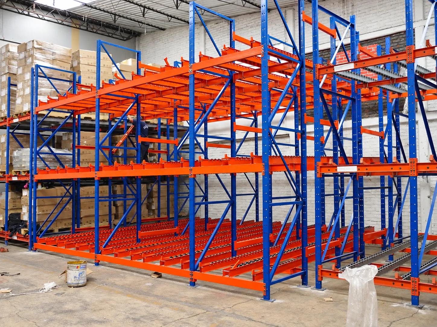 Sistema Rack Push Back en instalación industrial